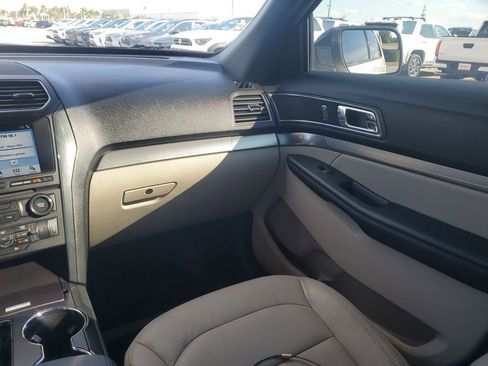 Used 2018 Ford Explorer XLT w/ Equipment Group 202A image 11