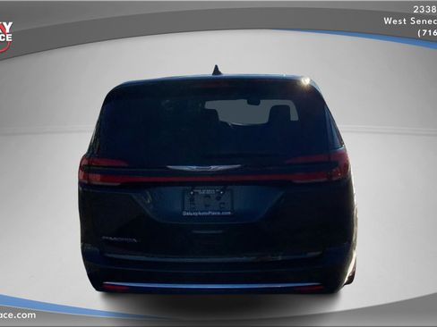 Used 2023 Chrysler Pacifica Touring-L image 6