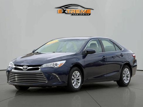 Used 2015 Toyota Camry LE FWD image 1