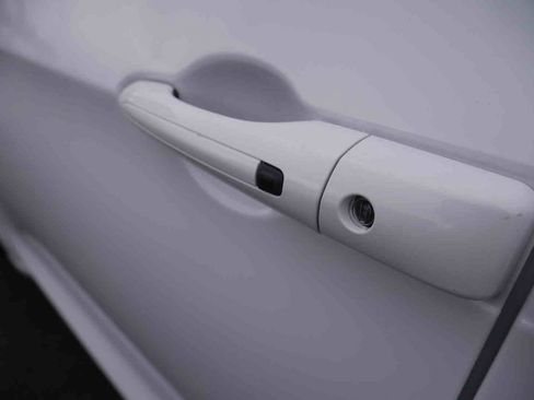 Used 2020 Chrysler Voyager LX image 10