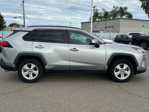 Used 2021 Toyota RAV4 XLE AWD/4WD image 4