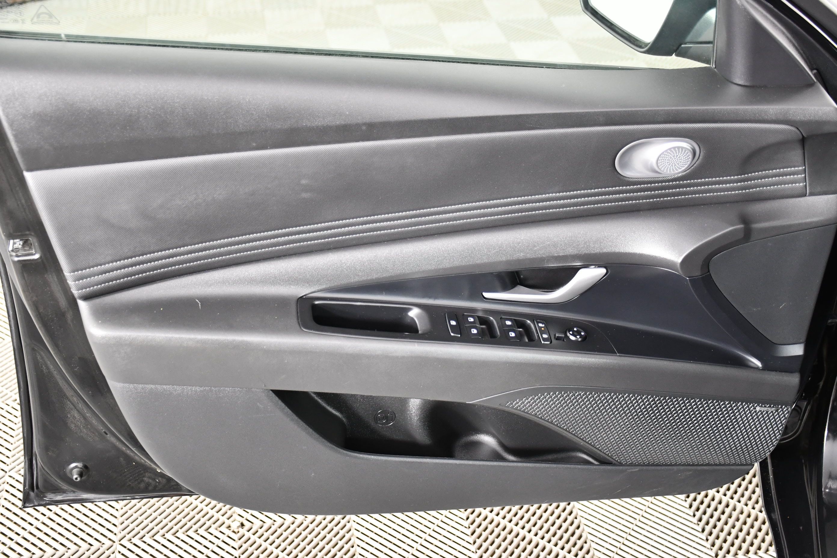 Used 2025 Hyundai Elantra Limited FWD image 25