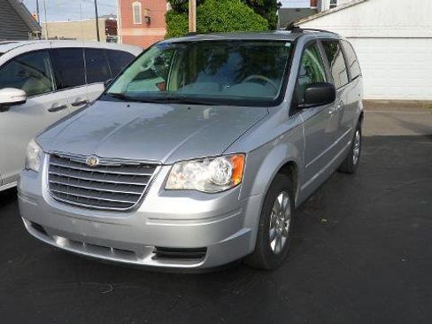 Used 2010 Chrysler Town & Country LX w/ Entertainment Group #1 FWD image 2