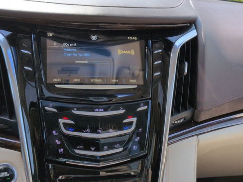 Used 2015 Cadillac Escalade Luxury AWD/4WD image 21