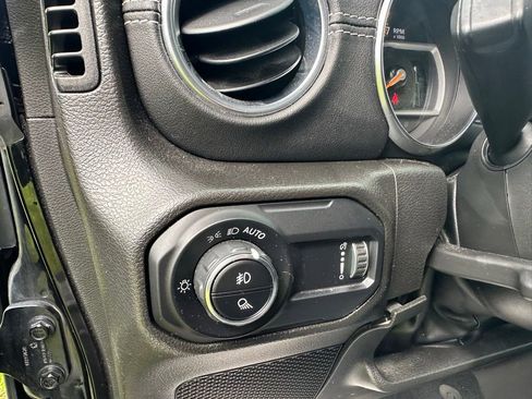 Used 2023 Jeep Gladiator Overland w/ LED Lighting Group AWD/4WD image 18
