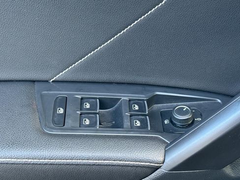 Used 2023 Volkswagen Tiguan SE image 13