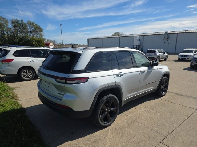 Certified 2024 Jeep Grand Cherokee Limited w/ Luxury Tech Group II AWD/4WD image 8
