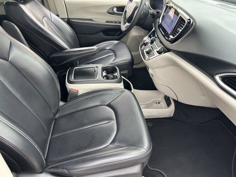 Used 2023 Chrysler Pacifica Touring-L FWD image 12