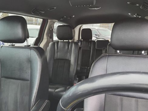 Used 2019 Dodge Grand Caravan SXT w/ Rear Park Assist Package image 13