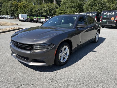 Used 2019 Dodge Charger SXT RWD image 3