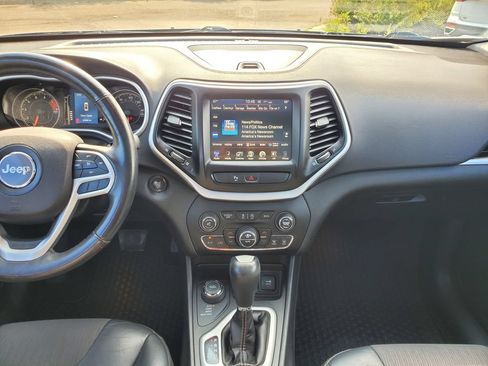 Used 2018 Jeep Cherokee Latitude Plus w/ Comfort/Convenience Group AWD/4WD image 15