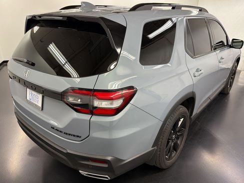 Certified 2025 Honda Pilot Black Edition image 9