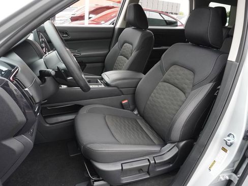 Used 2025 Nissan Pathfinder S image 14