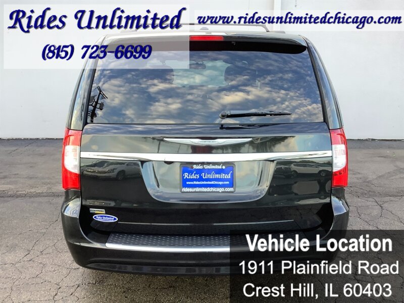 Used 2014 Chrysler Town & Country Touring FWD image 6