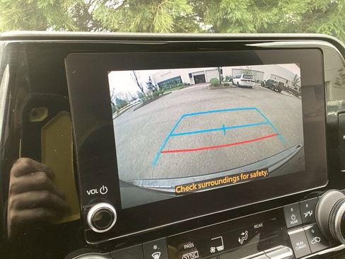 Used 2023 Toyota Highlander XLE image 16