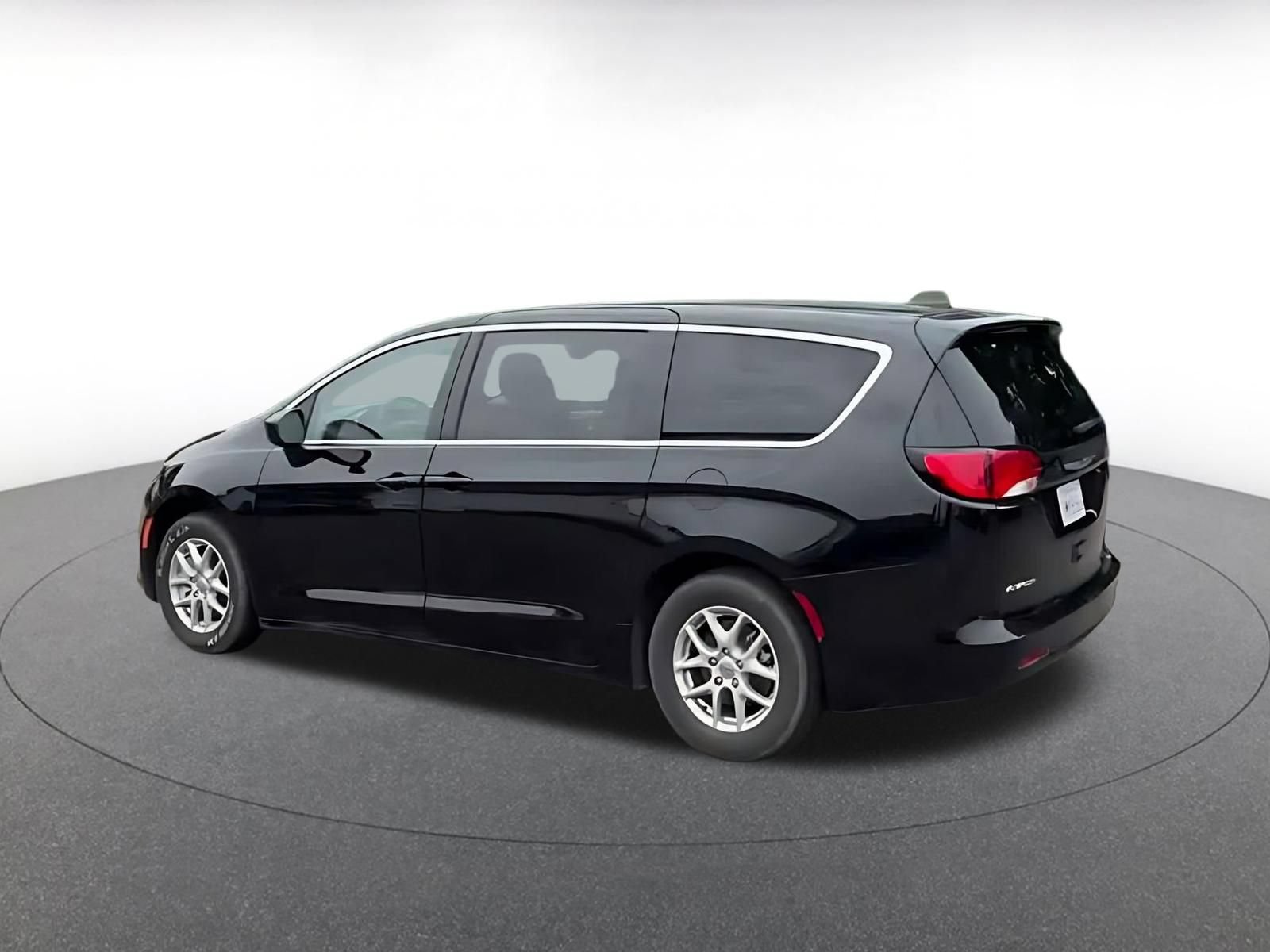 Used 2024 Chrysler Voyager LX FWD image 9