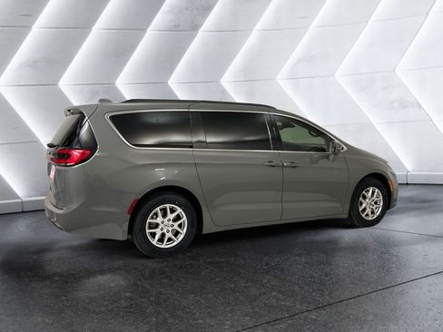 Used 2022 Chrysler Pacifica Touring-L FWD image 4