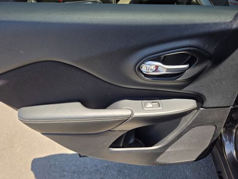 Used 2016 Jeep Cherokee Latitude FWD image 8
