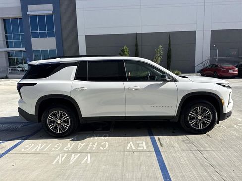 Used 2024 Chevrolet Traverse LT image 2