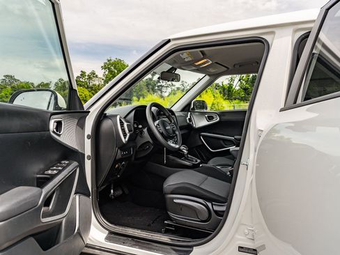 Used 2025 Kia Soul LX w/ LX Technology Package FWD image 18