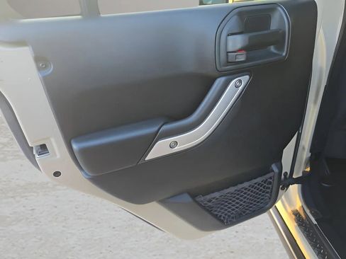 Used 2017 Jeep Wrangler Unlimited Rubicon w/ Connectivity Group image 25