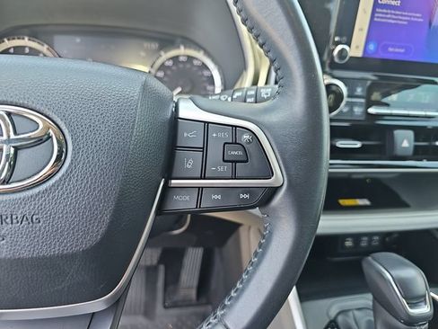 Used 2023 Toyota Highlander XLE FWD image 22