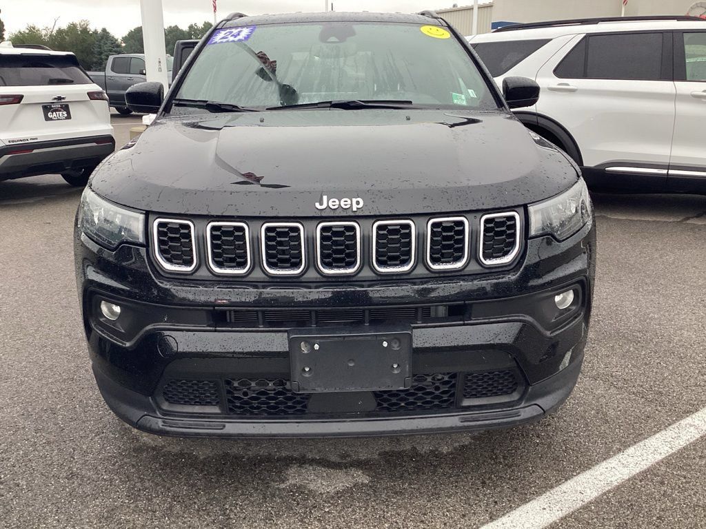 Used 2024 Jeep Compass Latitude AWD/4WD image 1