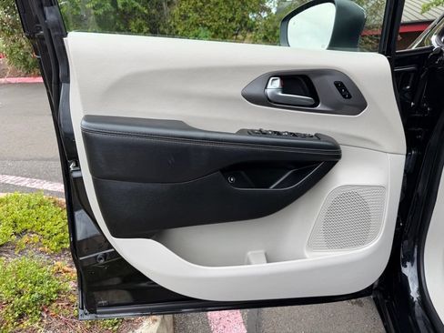 Used 2023 Chrysler Pacifica Touring-L FWD image 11