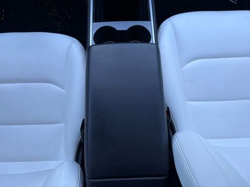 Used 2022 Tesla Model Y Long Range image 14