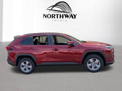 Used 2022 Toyota RAV4 XLE w/ Convenience Package AWD/4WD image 2