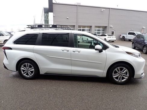 Used 2022 Toyota Sienna Limited image 8