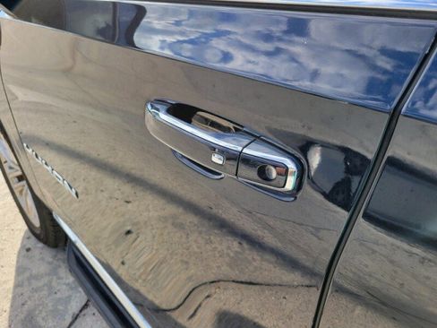 Used 2022 GMC Yukon SLT w/ SLT Luxury Package image 11