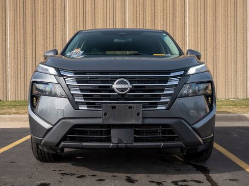 Used 2024 Nissan Rogue SV AWD/4WD image 3
