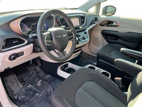 Used 2022 Chrysler Voyager LX FWD image 12