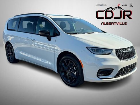 New 2026 Chrysler Pacifica Limited w/ S Appearance Package image 1