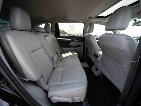 Used 2016 Toyota Highlander XLE AWD/4WD image 25