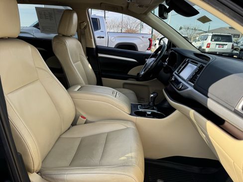 Used 2019 Toyota Highlander XLE image 41