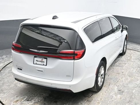 Used 2023 Chrysler Pacifica Touring-L image 26