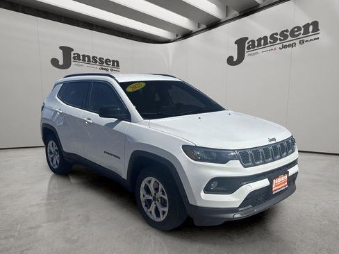 Used 2025 Jeep Compass Latitude image 8