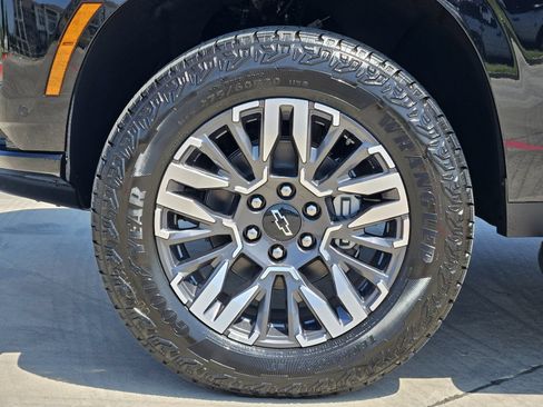 New 2026 Chevrolet Suburban Z71 w/ Comfort Package AWD/4WD image 12