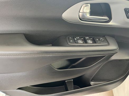 Used 2025 Chrysler Pacifica Limited image 20