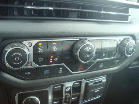 Used 2024 Jeep Wrangler Unlimited Sahara AWD/4WD image 18
