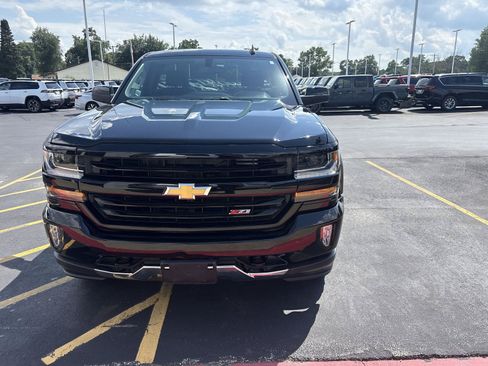 Used 2018 Chevrolet Silverado 1500 LT w/ LT Convenience Package AWD/4WD image 2