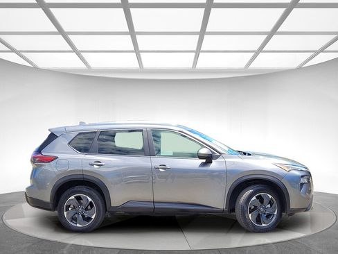 Used 2024 Nissan Rogue SV FWD image 2