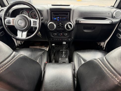 Used 2015 Jeep Wrangler Unlimited Rubicon AWD/4WD image 10