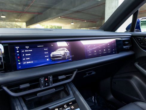 Certified 2025 Porsche Macan 4 Electric image 34