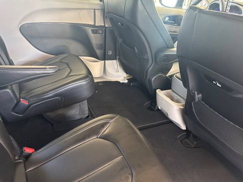 Used 2023 Chrysler Pacifica Touring-L FWD image 19