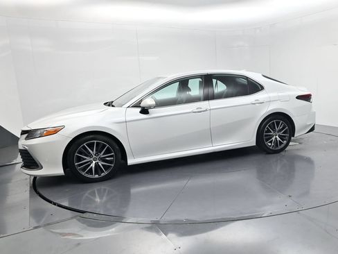 Used 2022 Toyota Camry XLE w/ Cold Weather Package FWD image 4