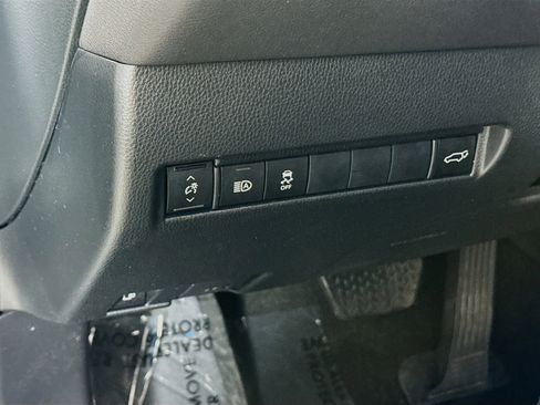 Used 2024 Toyota Venza XLE image 8