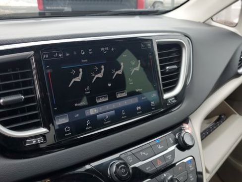 Certified 2024 Chrysler Pacifica Touring-L image 14